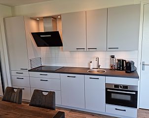 Stijlvolle keuken in Vakantiehuis Texel, De Cocksdorp, compleet met moderne apparatuur en design.