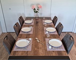 Gezellige eethoek in Vakantiehuis Texel, De Cocksdorp, ideaal voor familiediners op de Waddeneilanden.