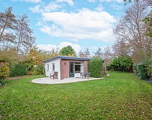 Vakantiehuis Slufterduin 094 in De Cocksdorp Texel omgeven door groene natuur en ruime tuin.