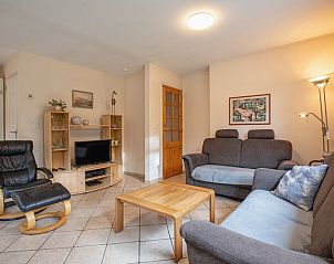 Gezellige woonkamer van Vakantiehuis Slufterduin 094 in De Cocksdorp, Texel. Comfortabele zithoek en moderne inrichting voor een ontspannen verblijf.