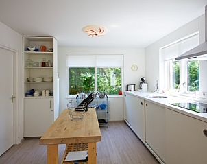 Ruime keuken in Bungalow Schelpenoord - Vakantiehuis De Oester, De Cocksdorp, Texel, met houten werkblad en veel daglicht.