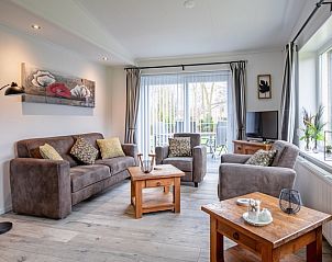 Gezellige woonkamer van Krimweg 051 in De Cocksdorp, Texel met comfortabele zithoek en uitzicht op de tuin.