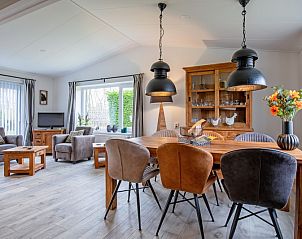 Stijlvolle eetkamer in Krimweg 051 vakantiehuis, De Cocksdorp, Texel. Perfect voor gezellige maaltijden op de Waddeneilanden.