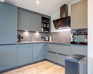 Moderne keuken in Krimweg 051 vakantiehuis, De Cocksdorp, Texel. Volledig uitgerust voor een comfortabel verblijf op de Waddeneilanden.