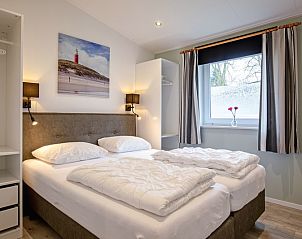 Lichte slaapkamer met tweepersoonsbed in Krimweg 051, De Cocksdorp, Texel. Ontspan en geniet van Texelse rust op de Waddeneilanden.