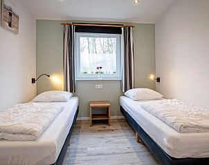 Tweede slaapkamer met twee eenpersoonsbedden in Krimweg 051, De Cocksdorp, Texel. Ideaal voor kinderen op de Waddeneilanden.