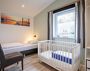 Kinderkamer met ledikant in Krimweg 051, De Cocksdorp, Texel. Gezinsvriendelijk vakantiehuis op de Waddeneilanden.