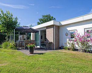 Geniet van de zonnige tuin bij Bungalowpark Slufteroord, Vakantiehuis Slufteroord 300 in De Cocksdorp, Texel.