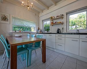 Gezellige keuken met uitzicht in Vakantiehuis Slufteroord 300, Bungalowpark Slufteroord, Texel.