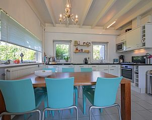 Moderne keuken met eetgedeelte in Vakantiehuis Slufteroord 300, Bungalowpark Slufteroord, Texel.