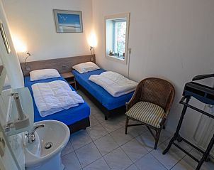 Tweepersoonsslaapkamer met zithoek in Vakantiehuis Slufteroord 300, Bungalowpark Slufteroord, Texel.