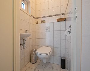 Moderne badkamer in Vakantiehuis Slufteroord 300, Bungalowpark Slufteroord, De Cocksdorp, Texel.