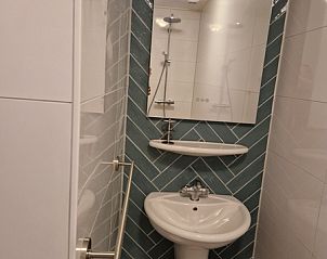 Stijlvolle wastafel en spiegel in Vakantiehuis Slufteroord 300, Bungalowpark Slufteroord, Texel.