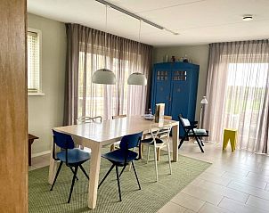 Eetkamer met veel licht in Frederik en Lodevika vakantiehuis, De Cocksdorp, Texel, Waddeneilanden.