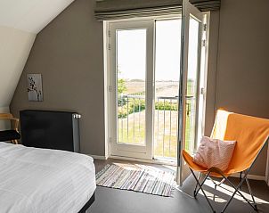 Slaapkamer met uitzicht in Frederik en Lodevika vakantiehuis, De Cocksdorp, Texel, Waddeneilanden.