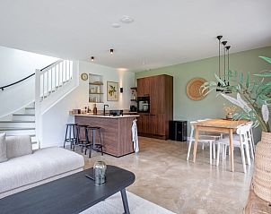 Modern kitchen and dining area in Holiday home De Razende Bol, De Cocksdorp, Texel, with stylish furnishings.