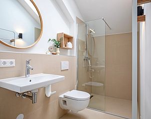 Second bathroom in Holiday home De Razende Bol, De Cocksdorp, Texel, with spacious shower and modern amenities.