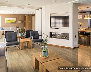 Ruime woonkamer in Familievilla 16 persoons, De Cocksdorp, Texel met moderne inrichting.