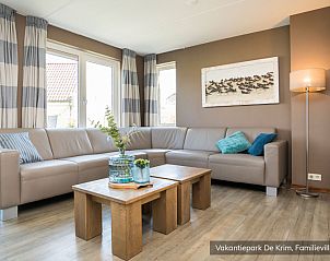 Stijlvolle zithoek in Familievilla 16 persoons, De Cocksdorp, Texel met veel natuurlijk licht.