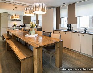 Grote eetkamer in Familievilla 16 persoons, De Cocksdorp, Texel met lange houten tafel.