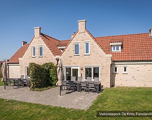 Zonnig terras bij Familievilla 16 persoons, De Cocksdorp, Texel met tuinmeubilair.