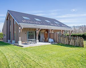 Ferienhaus Griend in De Cocksdorp, Texel mit groer Veranda und grnem Garten.