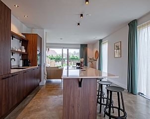 Stilvolle Kche des Ferienhauses Griend, De Cocksdorp, Texel mit Insel und Hockern.