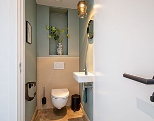 Modernes Badezimmer im Ferienhaus Griend, De Cocksdorp, Texel mit Toilette und Waschbecken.