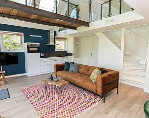 Helles Wohnzimmer mit moderner Kche im Ferienhaus Zeewinde, De Cocksdorp, Texel fr einen entspannten Aufenthalt.