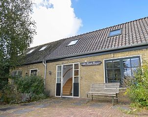 Voorzijde van Het Kwade Konijn vakantiehuis in De Cocksdorp, Texel, met uitnodigend terras.