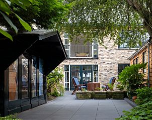 Ruime patio van Het Kwade Konijn vakantiehuis in De Cocksdorp, Texel, ideaal voor buitenontspanning.