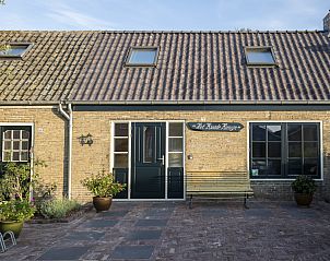 Charmante entree van Het Kwade Konijn vakantiehuis in De Cocksdorp, Texel, met zonnige zitplek.