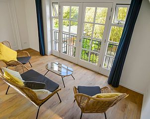 Lichte zithoek in Het Kwade Konijn vakantiehuis, De Cocksdorp, Texel, met uitzicht op de tuin.