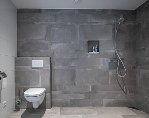 Moderne badkamer in Het Kwade Konijn vakantiehuis, De Cocksdorp, Texel, met ruime douche.