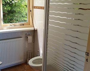 Modernes Badezimmer im Ferienhaus Ganzenvlucht, De Cocksdorp Texel, mit Blick ins Grne.