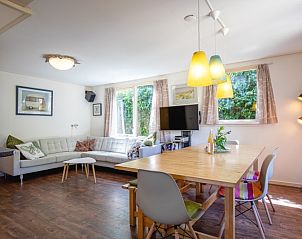 Gerumiges Wohnzimmer des Ferienhauses Ganzenvlucht, De Cocksdorp Texel, mit gemtlicher Sitzecke.