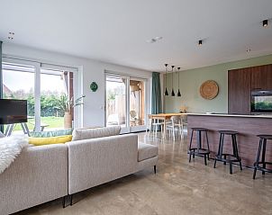 Moderne open keuken en eetruimte in Vakantiehuis Het Rif, De Cocksdorp, Texel. Ideale plek voor familiediners op de Waddeneilanden.