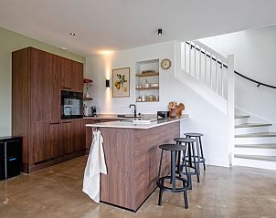 Stijlvolle keuken met bar in Vakantiehuis Het Rif, De Cocksdorp, Texel. Perfect voor kookliefhebbers op de Waddeneilanden.