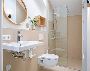 Tweede badkamer met douche in Vakantiehuis Het Rif, De Cocksdorp, Texel. Moderne faciliteiten voor comfort op de Waddeneilanden.