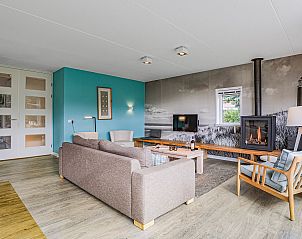 Ruime eethoek in Sluftervallei 8-persoons bungalow 8L, De Cocksdorp, Texel met houten tafel.