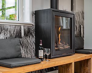 Moderne keuken in Sluftervallei 8-persoons bungalow 8L, De Cocksdorp, Texel met witte kasten.