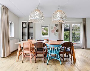 Comfortabele slaapkamer in Sluftervallei 8-persoons bungalow 8L, De Cocksdorp, Texel met tweepersoonsbed.