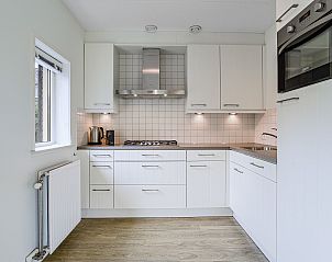 Moderne badkamer in Sluftervallei 8-persoons bungalow 8L, De Cocksdorp, Texel met dubbele wastafel.