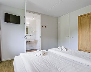 Ruime slaapkamer met uitzicht in Sluftervallei 8-persoons bungalow 8L, De Cocksdorp, Texel.