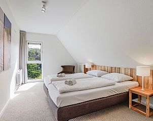 Lichte slaapkamer met moderne inrichting in Sluftervallei 8-persoons bungalow 8L, Texel.