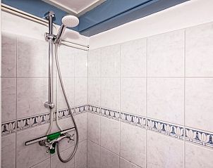 Moderne douche in vakantiehuis Muyweg 062, De Cocksdorp, Texel met verstelbare douchekop.