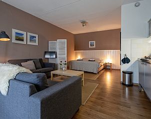 Ruime woonkamer in Type 3 - 2103 vakantieaccommodatie, De Cocksdorp, Texel, met open keuken en moderne inrichting.