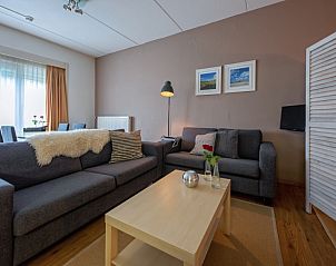 Knusse woonkamer in Type 3 - 2103 vakantieaccommodatie, De Cocksdorp, Texel, met grote ramen en veel natuurlijk licht.