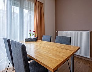 Eettafel in Type 3 - 2103 vakantiehuis, De Cocksdorp, Texel, met comfortabele stoelen en uitzicht op de tuin.