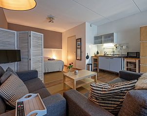 Open keuken en zithoek in Type 3 - 2103 vakantieaccommodatie, De Cocksdorp, Texel, met moderne faciliteiten en warme sfeer.